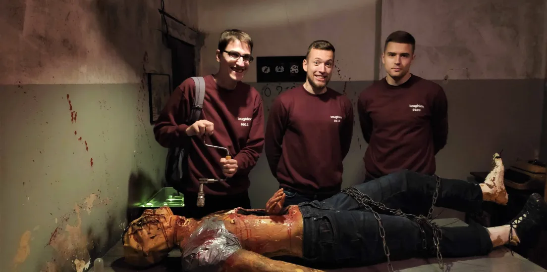 Vienas iš šių 4 asmenų nėra iš „Toughlex“. Be to, jis jau buvo toks, kai jį radome...
